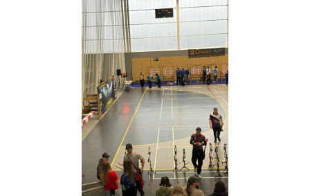 Une archère sur le pas de tir des femmes poulies au championnat de Bretagne individuel