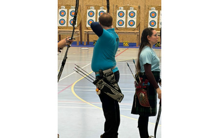 Un archer sur le pas de tir des hommes Barebow au championnat de Bretagne individuel